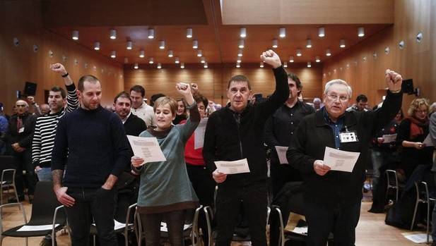 Rebeka Ubera, Arnaldo Otegi y Patxi Zabaleta cantan La Internacional en euskera durante el 7� y �ltimo congreso de Aralar.