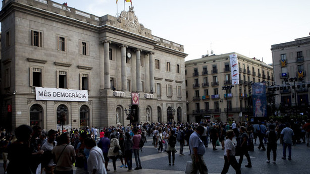 Cartel que reclama m�s democracia colocado ayer en la fachada del ayuntamiento de Barcelona.