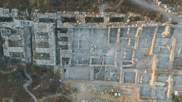 Vista a�rea de los restos del palacio hallado en la antigua G�zer (Israel)
