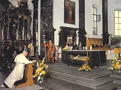 Juan Pablo II ante la tumba de san Nicolás de Flüe en 1984