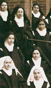 Sor Teresa del Ni�o Jes�s (segunda fila por abajo, a la derecha) y sor Genoveva de la Santa Faz (primera fila por abajo, a la izquierda) en una foto de grupo sacada el 15 de abril de 1895, lunes de Pascua