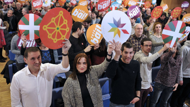 Arnaldo Otegi y Arkaitz Rodr�guez, a ambos lados de Sonia Jacinto, durante el congreso fundacional de Sortu.