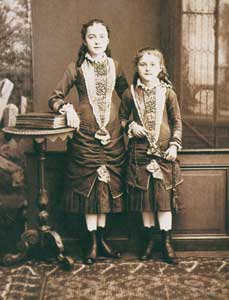 Teresa a la edad de ocho a�os con su hermana Celina en una foto de 1881