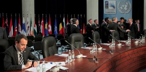 Rodr�guez Zapatero aislado en la Cumbre de la Otan en Ruman�a en abril de 2008